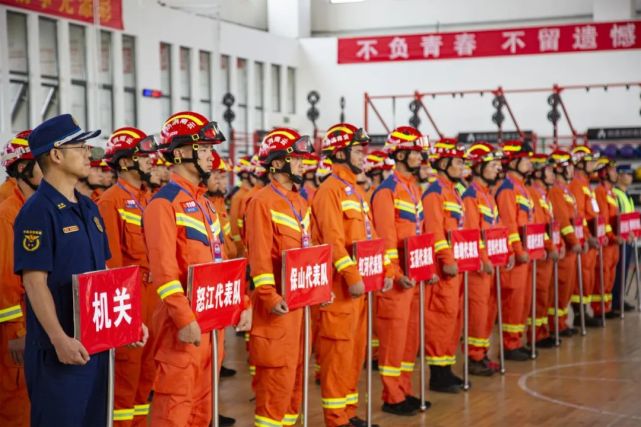 激烈角逐引发赛场风暴，球员燃情战斗