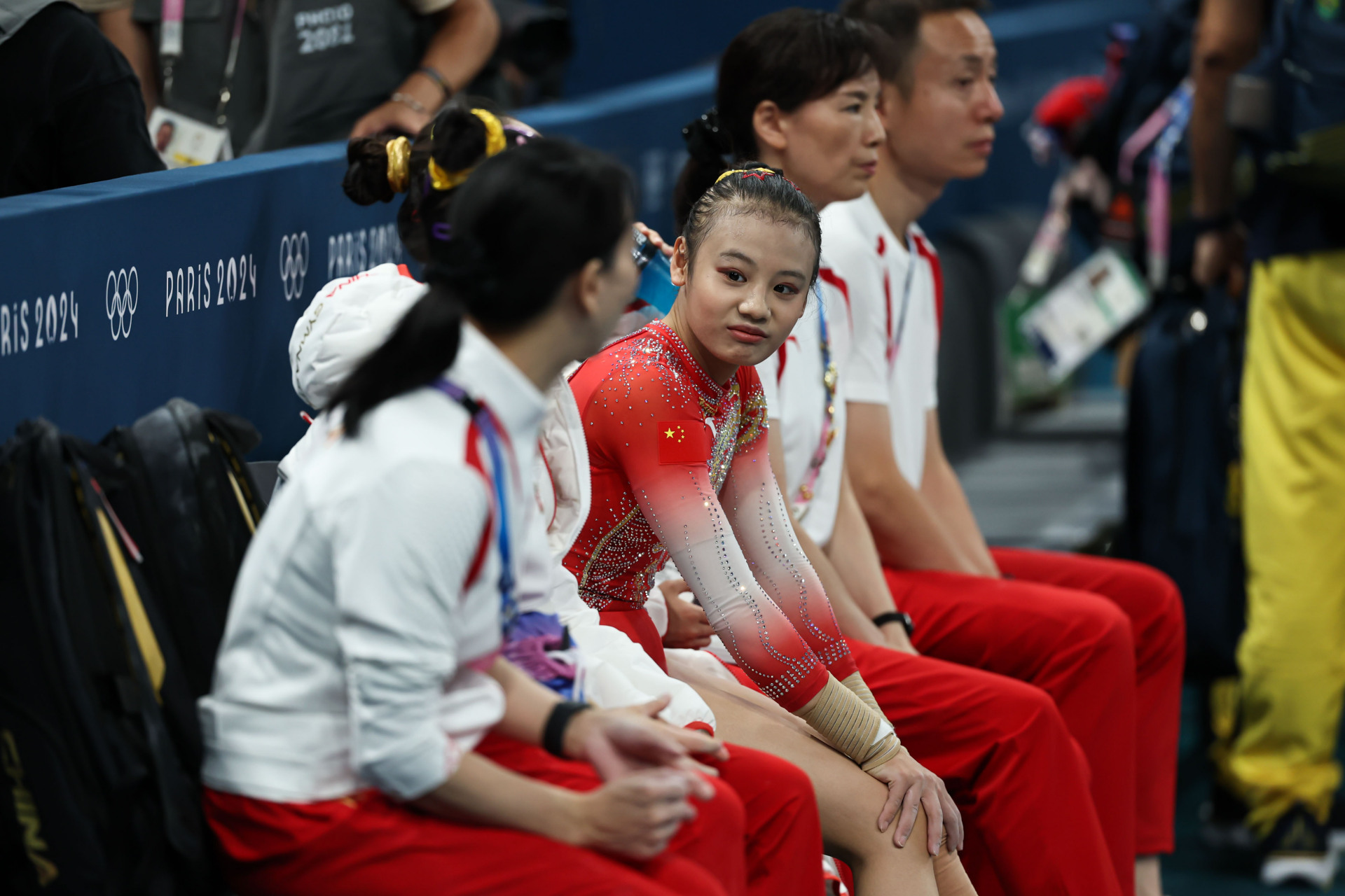 体操女子团体决赛惊险百米，中国队斩获奖牌